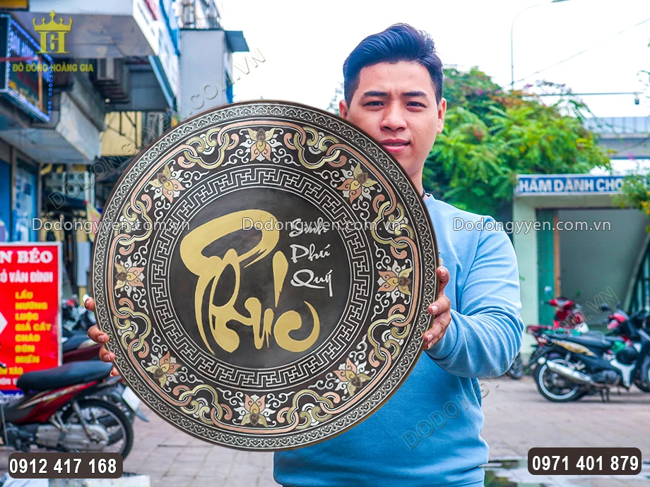 Tranh được đ&uacute;c ho&agrave;n to&agrave;n thủ c&ocirc;ng từ đồng đỏ thanh khiết